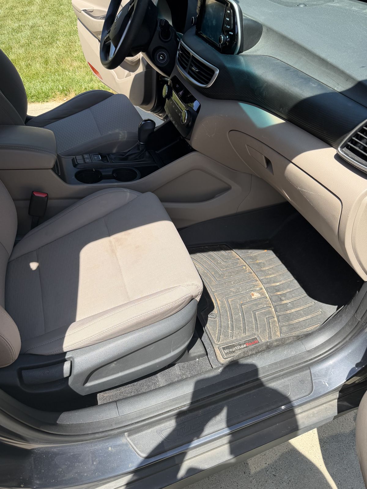 Hyundai Tucson front passenger compartment during detail