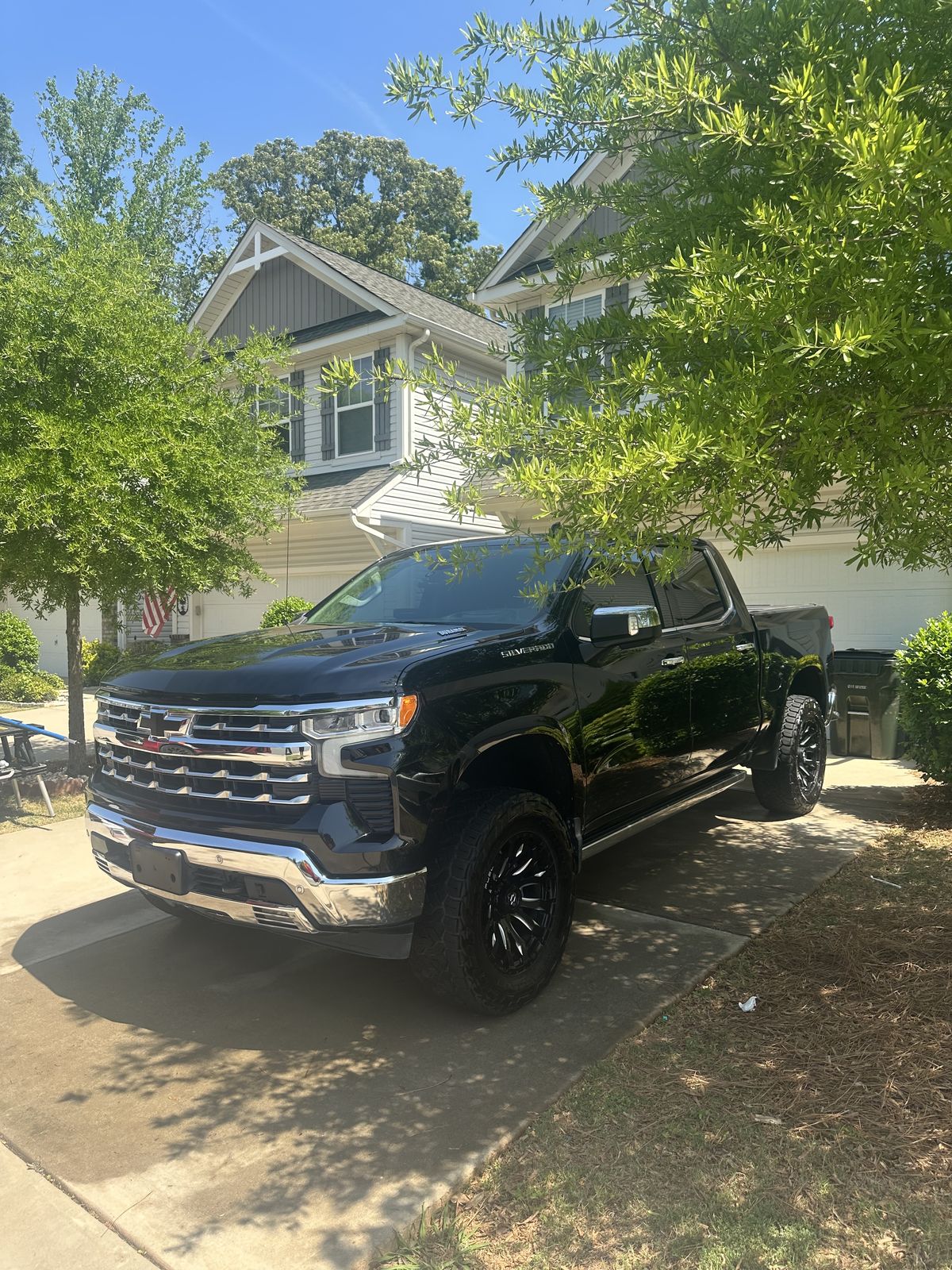 Chevrolet Silverado LTZ Z71, front three-quarter